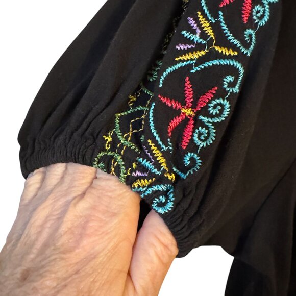 ❤️SPRING/SUMMER  BLACK TOP w/BEAUTIFUL EMBROIDERY DETAIL  MEDUM  #G - Picture 2 of 7